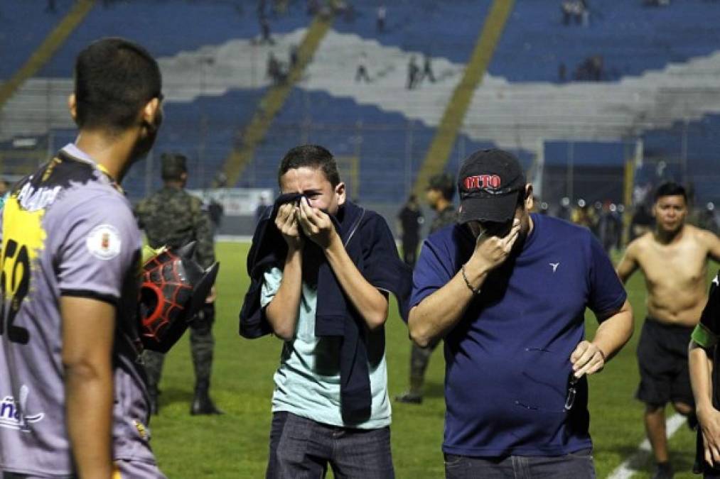 Muchos aficionados resultaron afectados por el gas de las bombas lacrimógenas.