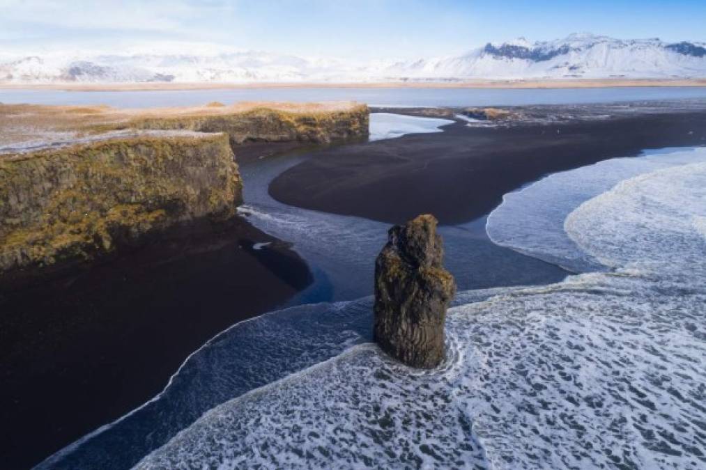 25. Black sand beach (Playa de arena negra): Esta es una de las playas más exóticas del mundo y es la única de arena negra que se encuentra en este top. Está ubicada en Islandia, frente al océano Atlántico y adornada por enormes rocas que fueron creadas por los flujos de lava que se endurecieron con las bajas temperaturas. Por otro lado, la leyenda dice que estas formaciones son los restos de dos trolls de la noche que quedaron petrificados cuando intentaban arrastrar un navío fuera del mar. El amanecer los atrapó y los hizo convertir en piedra. Sin duda alguna, este lugar encierra muchos encantos que cautivan a sus visitantes.