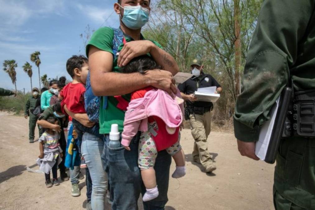 Pero su número está abrumando el sistema. En febrero, la CBP recogió a 9.457 niños no acompañados. Según reportes de prensa, actualmente el gobierno tiene en custodia a más de 12.000 niños, que están esperando establecerse.<br/>