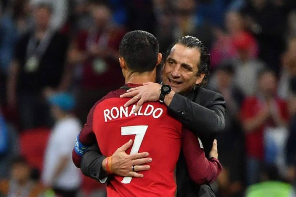 Portugal's forward Cristiano Ronaldo congratulates Chile's Spanish coach Juan Antonio Pizzi (R0 after the 2017 Confederations Cup semi-final football match between Portugal and Chile at the Kazan Arena in Kazan on June 28, 2017. / AFP PHOTO / Yuri CORTEZ