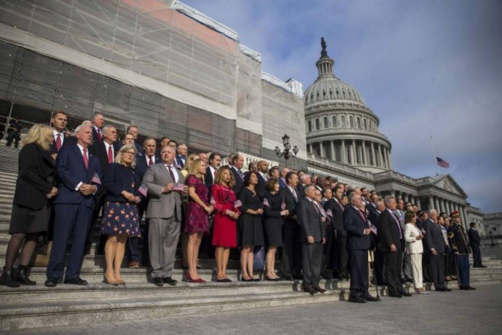 Los congresistas, liderados por Nancy Pelossi, también guardaron un minuto de silencio en las afueras del Congreso de EEUU.