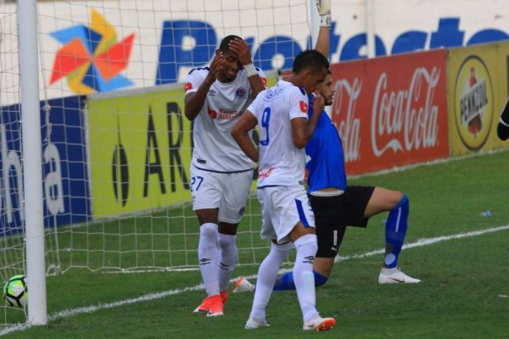 Jerry Bengtson y Diego Reyes protagonizaron este momento cuando ambos chocaron de cabeza en un gol anulado al Olimpia.