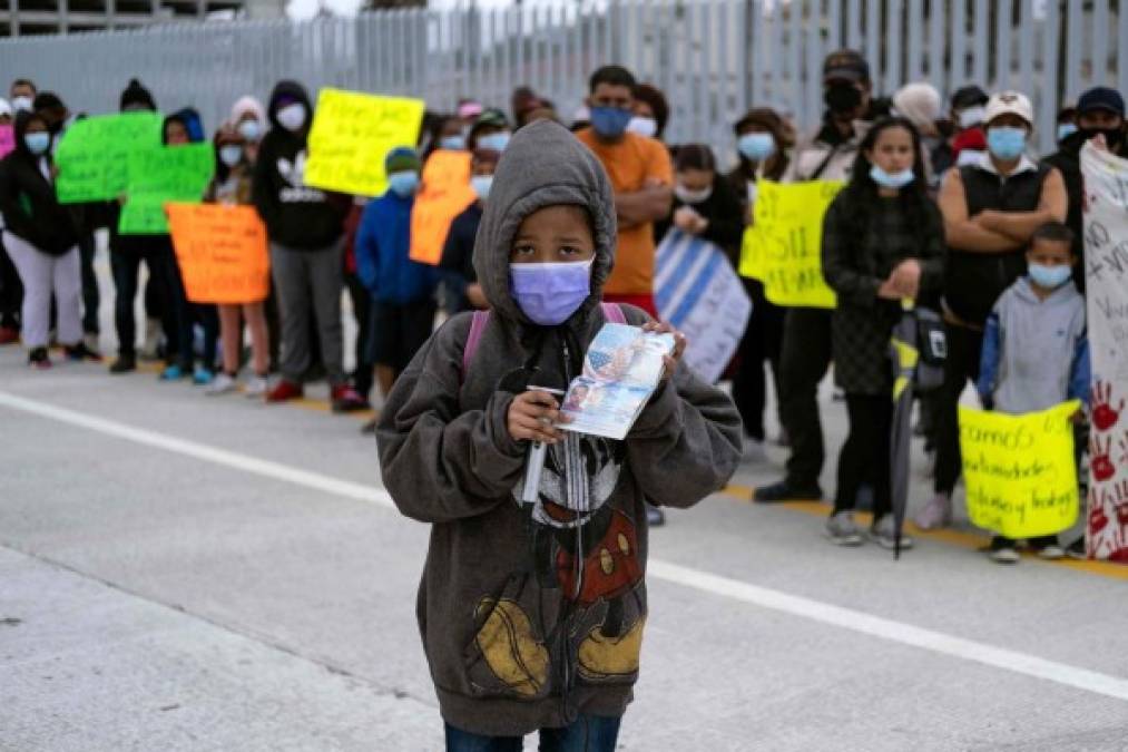 Una niña estadounidense se unió a la protesta luego de que sus padres fueran deportados pese a que tienen tres hijos que son ciudadanos americanos.