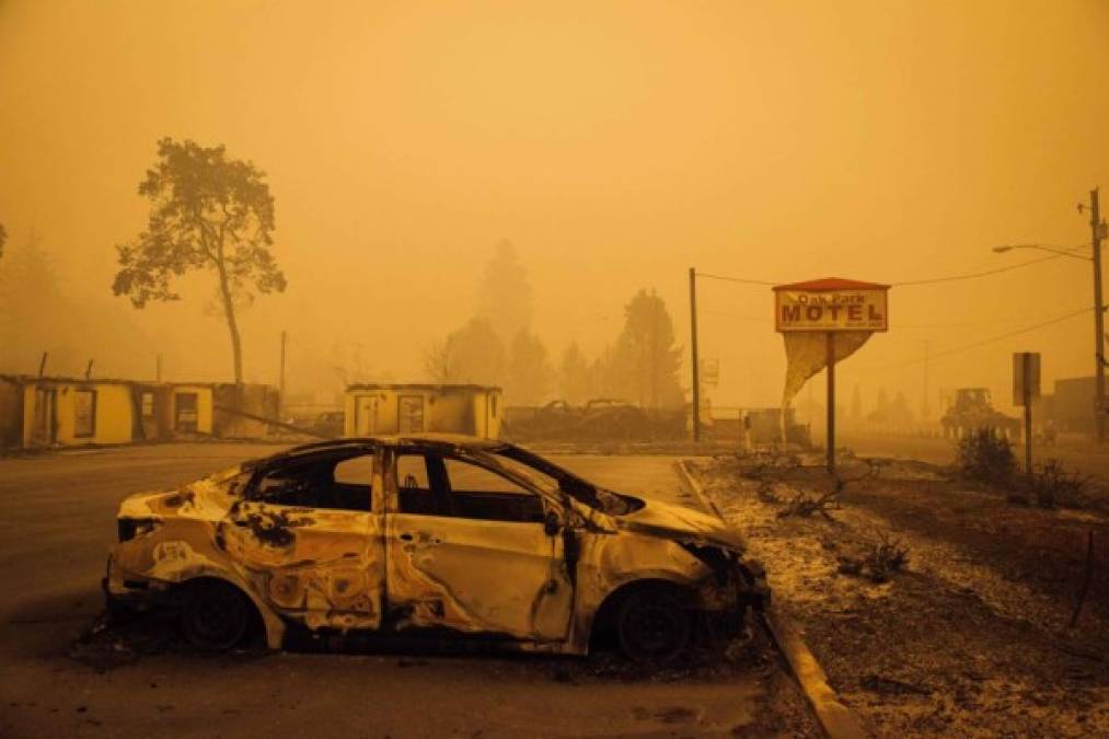 Ante la virulencia de las llamas, los residentes, que en algunos casos se encuentran sumergidos en una espesa niebla anaranjada y respiran un aire cargado de cenizas, suelen verse obligados a huir en pocos minutos.