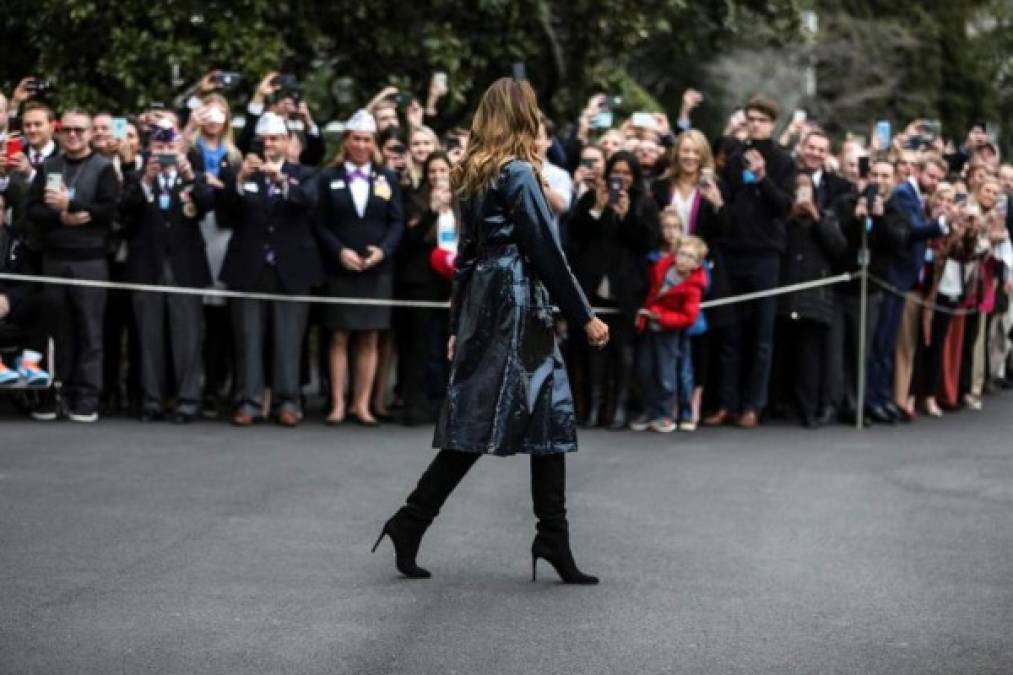 Con las bajas temperaturas en Washington D.C., la primera dama estadounidense optó por un abrigo negro metalizado para el evento, un atuendo aplaudido por los críticos de moda.