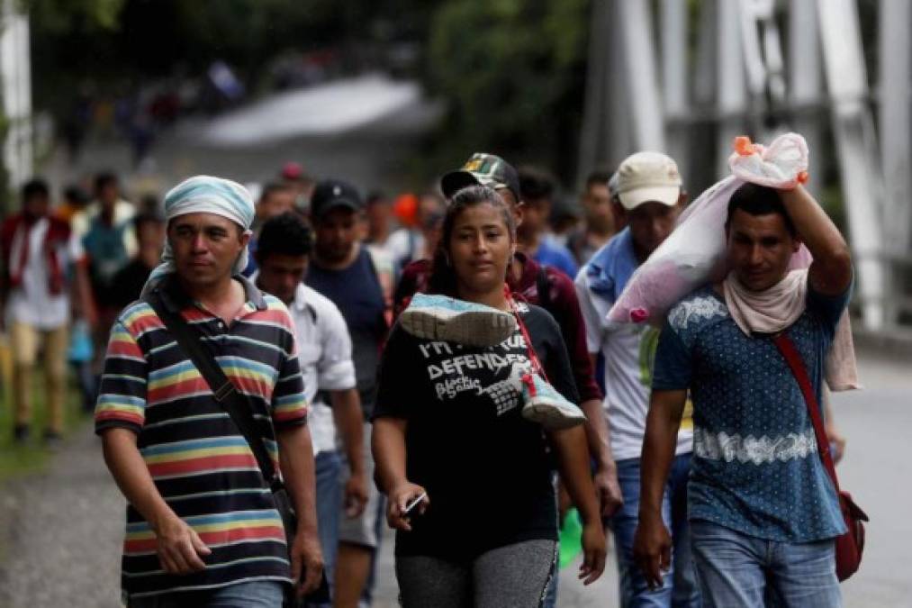 Avanzaron rumbo a Esquipulas. Unos kilómetros más adelante un contingente de policía más reforzado impidió el paso de los hondureños. <br/><br/>Tras una hora de negociación se permitió el paso; la caravana se dirigió hasta Esquipulas, a la Casa del Migrante, donde pasaron la noche.<br/><br/>Los guatemaltecos se solidarizaron: llevaron comida, agua y sabanas.<br/> <br/><br/>Tras una hora de negociación se permitió el paso; la caravana se dirigió hasta Esquipulas, a la Casa del Migrante, donde pasaron la noche.<br/><br/>Los guatemaltecos se solidarizaron: llevaron comida, agua y sabanas.