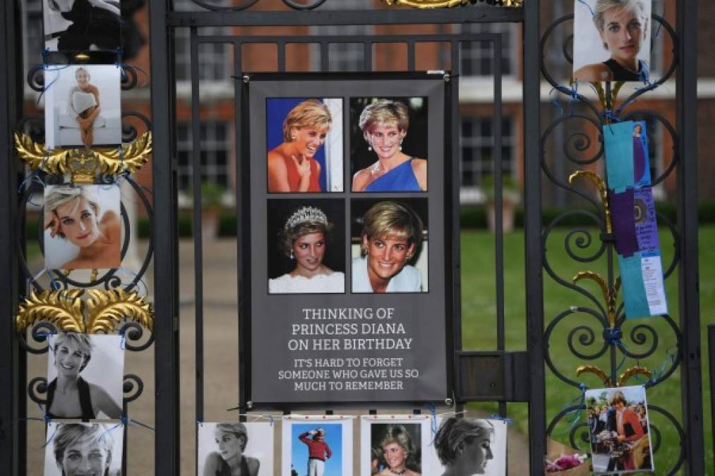 La princesa de Gales, Diana Spencer, que murió en un accidente de auto en París en 1997, habría cumplido 60 años este jueves. Seguidores de la princesa del pueblo dejaron algunos homenajes a las puertas del Palacio de Kensington para celebrar lo que habría sido el 60 cumpleaños de la princesa Diana.