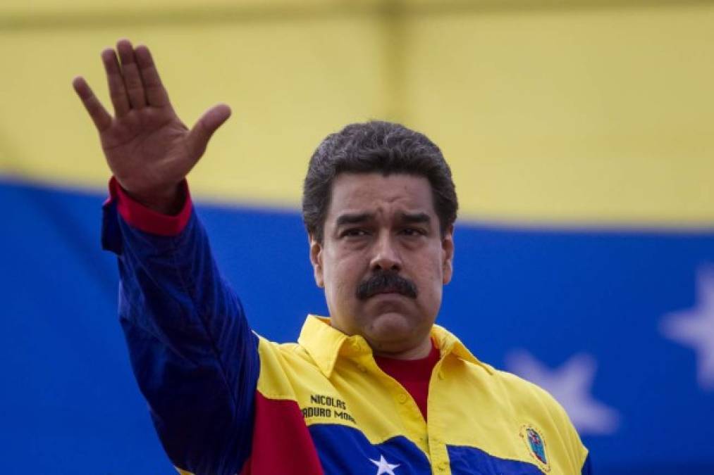 CAR16. CARACAS (VENEZUELA), 03/12/2015.- El presidente venezolano, Nicolás Maduro (d), asiste al cierre de campaña de la coalición oficialista Gran Polo Patriotico (GPP) hoy, jueves 3 de diciembre de 2015, en Caracas (Venezuela). Los 167 escaños de la Asamblea Nacional de Venezuela (AN, Parlamento) serán renovados este domingo en unas elecciones a las que están convocados 19.496.365 inscritos en el Registro Electoral venezolano. EFE/Miguel Gutiérrez