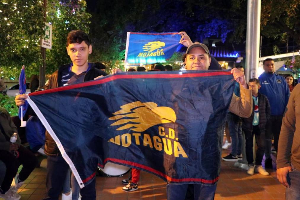 Los hinchas motagüenses disfrutaron de una noche maravilloso en el banderazo del Motagua, un día antes del partido para definir el título del Torneo Apertura 2023.
