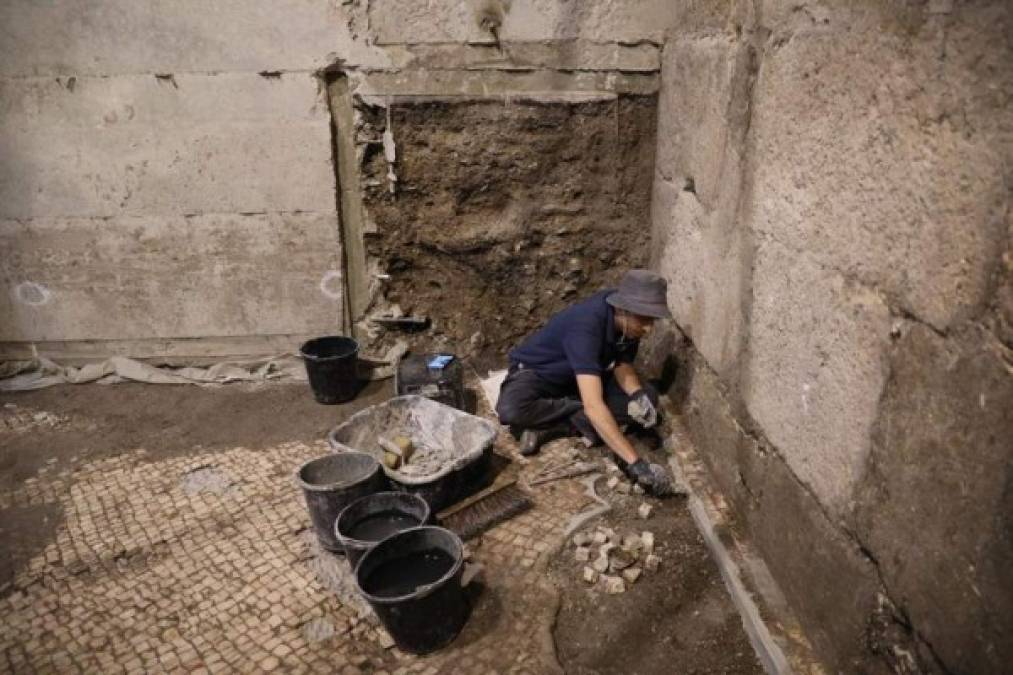 Tres cavidades sucesivas, que serían de la época romana, fueron descubiertas durante la excavación de una fastuosa estructura de la época bizantina de 1.400 años de antigüedad, decorada con arcos y con un suelo de mosaico.