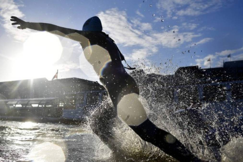 “IRONMAN”. Salida a la gloria. Los atletas realizan la apertura de la supercompetencia “ironman” en las costas de la ciudad de Hamburgo, en Alemania.