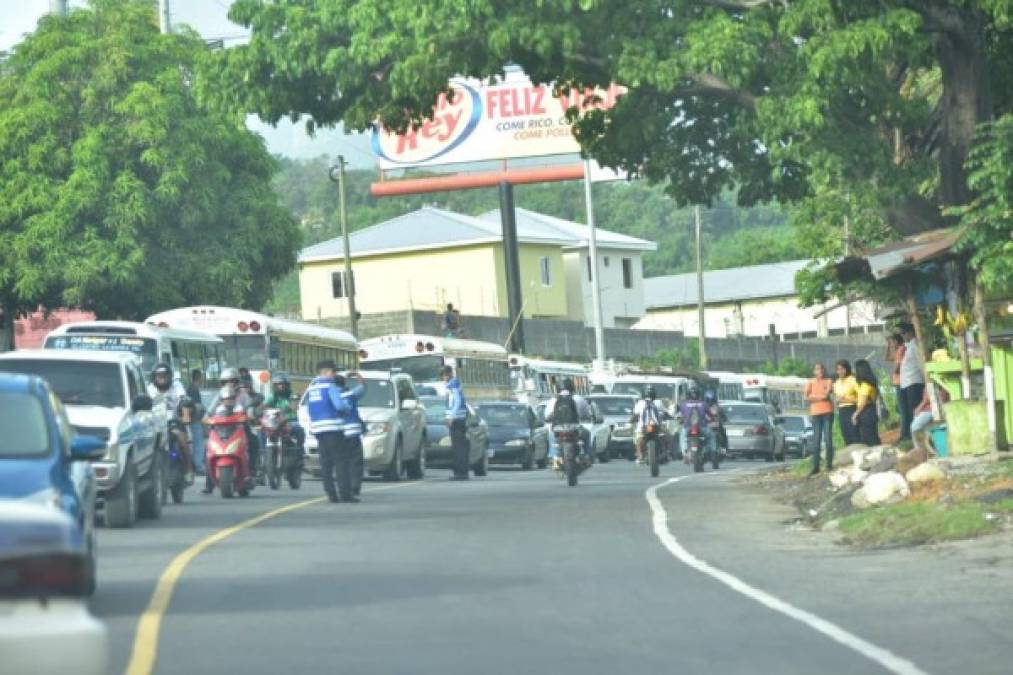 Transportistas del servicio urbano e interurbano, lo mismo que de taxis, iniciaron hoy un paro, que no ha sido general, exigiendo una rebaja de 23 lempiras (unos 95 centavos de dólar) al galón (3,8 litros) de combustible, luego de no lograr un acuerdo de tarifas con las autoridades del Gobierno.