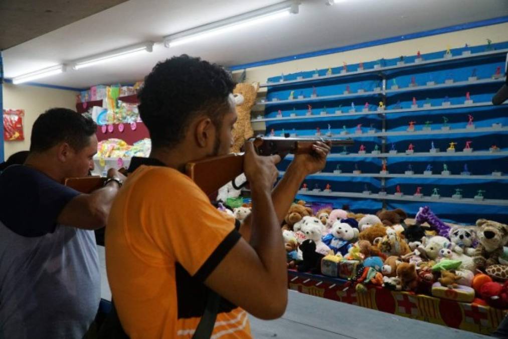 Otro clásico que los sampedranos disfrutan mucho durante la Feria Juniana es el juego de tiro.