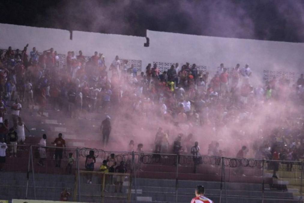 Una buena cantidad de aficionados dle Vida asistieron al estadio Municipal Ceibeño para apoyar al equipo y al final celebraron contra el Motagua. Foto Samuel Zelaya