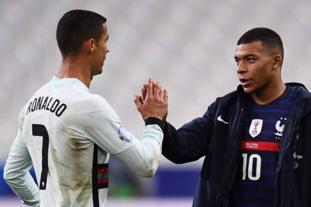 Tras el pitazo final, Mbappé llegó para darle un último saludo a Cristiano Ronaldo.