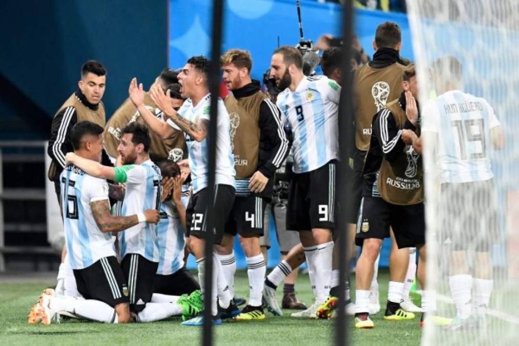 Messi se abraza con Marcos Rojo tras el gol del defensa ante Nigeria. Foto AFP