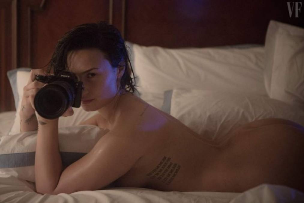 Demi Lovato posó desnuda y sin maquillaje para una sesión fotográfica de la revista Vanity Fair, con el propósito de ayudar a que las mujeres amen su cuerpo. Fotos de Patrick Ecclesine.