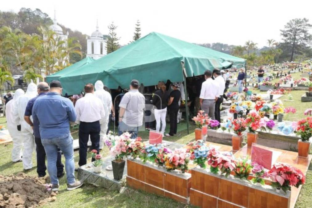 Un buen número de personas llegaron al entierro de Chelato Uclés.