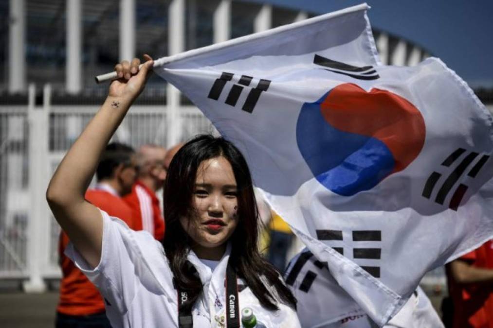 Esta bella fan coreana estuvo apoyando a su selección. Foto AFP