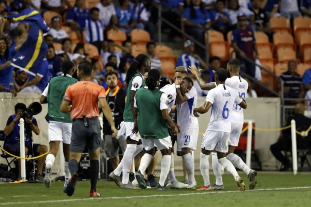 La celebración de los jugadores de Curazao tras el gol de Leandro Bacuna.