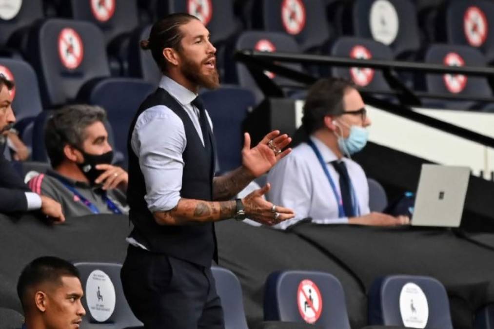 Sergio Ramos, sancionado para este partido, viajó con el resto de sus compañeros y animó al equipo desde las gradas. Acá reacciona tras el error de Varane.