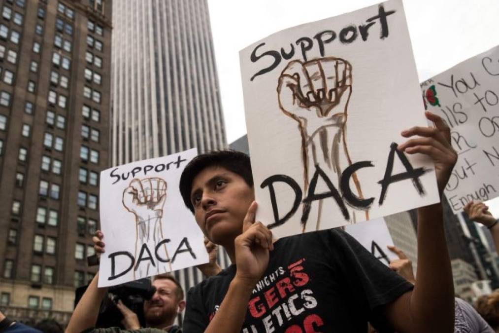 Simpatizantes se congregaron en la Grand Army Plaza en Manhattan (NY) para protestar contra la derogación de DACA, anunciado este martes por el gobierno de Trump.<br/>