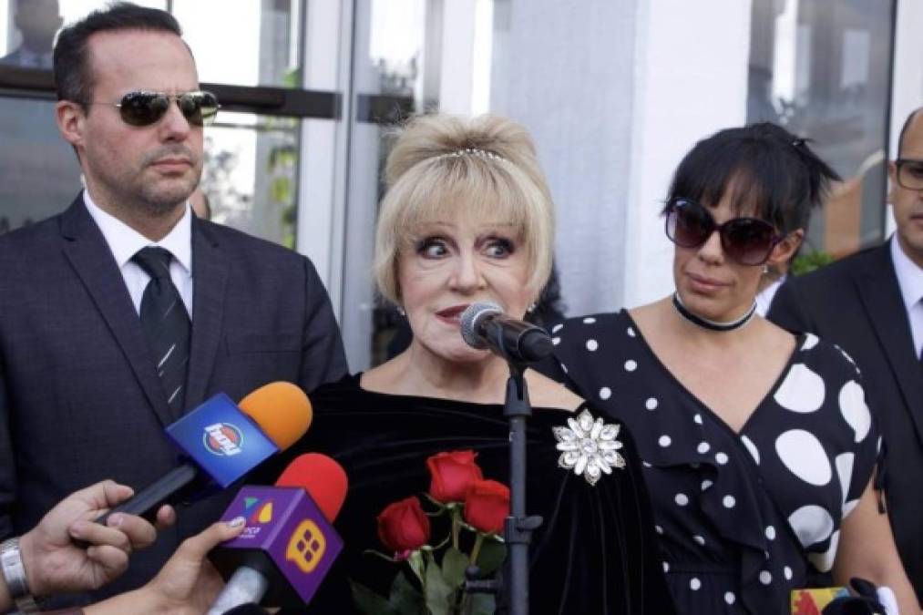 El Príncipe de la Canción, reveló que antes de casarse en 1974, con la madre de sus 2 hijos mayores, ya conocía que su ex mujer “se había vendido por joyas y pieles”.