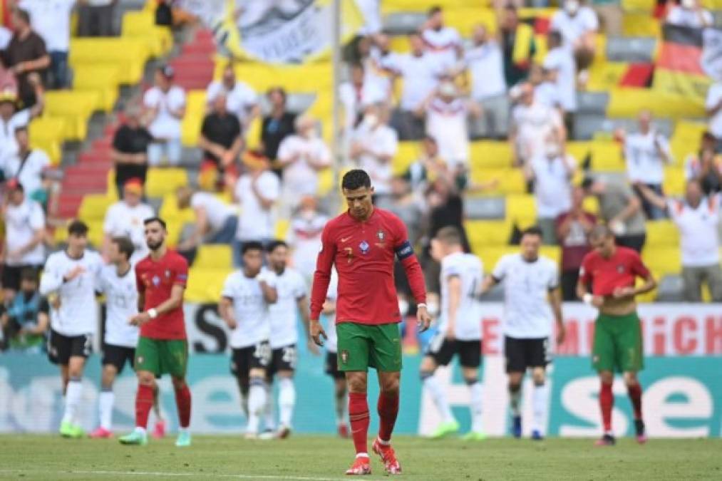 Alemania le dio la vuelta al marcador en la recta final del primer tiempo gracias a dos autogoles de los lusos. La decepción comenzaba en Cristiano Ronaldo.