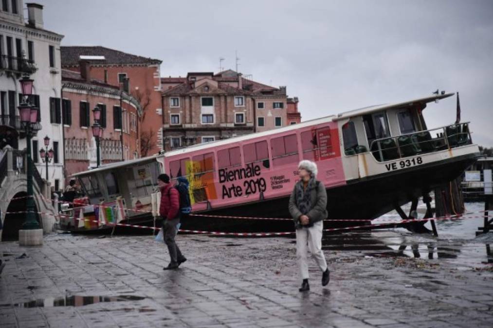 Las imágenes muestran decenas de barcos que habían roto amarras y se encontraban a la deriva en la laguna. Muchas góndolas también fueron arrastradas por las aguas y por los canales. El servicio de guardacostas emitió un 'aviso de peligro' debido a la presencia de obstáculos sumergidos.