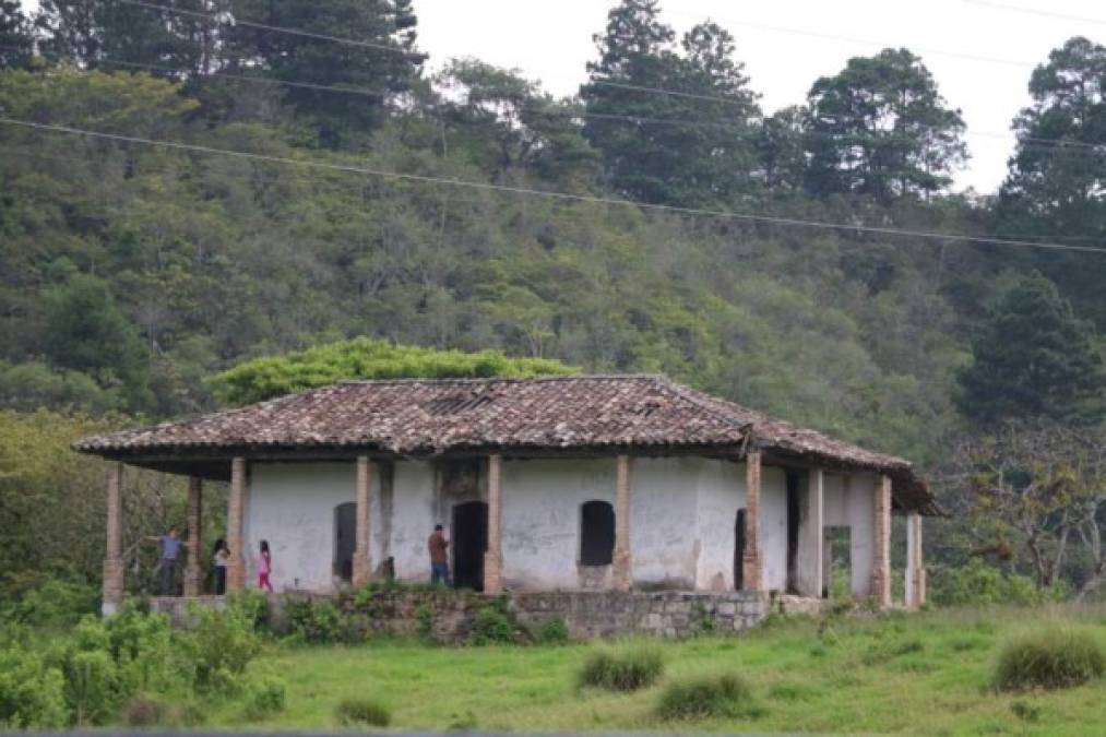 Muchos se muestran escépticos ante las historias y relatos, pero otros creen que entes del más allá se manifiestan en lugares “embrujados”. Esta ciudad, al occidente de Honduras, es conocida por ser pintoresca y tranquila, cuya arquitectura colonial y antigua resulta atractiva; sin embargo, esas mismas edificaciones son para algunos lugareños sitios propicios para “ver fantasmas”. Tal es el caso de la denominada “casa embrujada”, que se ubica en uno de los predios de la Iglesia Católica, en la entrada norte de Santa Rosa de Copán, de la que sobran relatos de personas que aseguran han sido asustados en el lugar. La casa ha sido objeto de visita de periodistas de cadenas de telivisión internacional, en cuyos reportajes aseguran que aunque no han sido grabados en las cintas de videos, entes de otras dimensiones se hacen sentir en medio de las gruesas paredes.