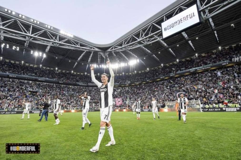 Cristiano Ronaldo y sus compañeros celebrando el título en el campo del Allianz Stadium.