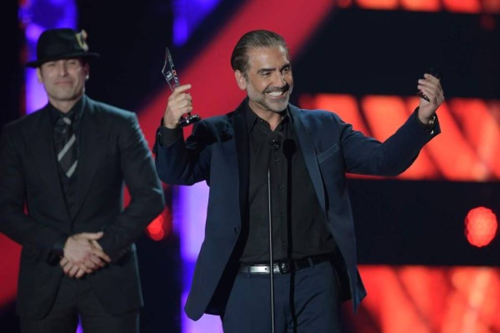 Alejandro Fernández recibió un premio de su amigo Rafael Amaya.