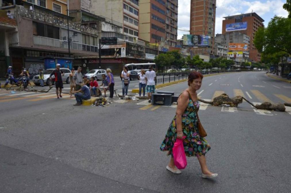 Durante el día, cientos de personas acuden a una plaza con paneles solares para cargar las baterías de sus dispositivos móviles.