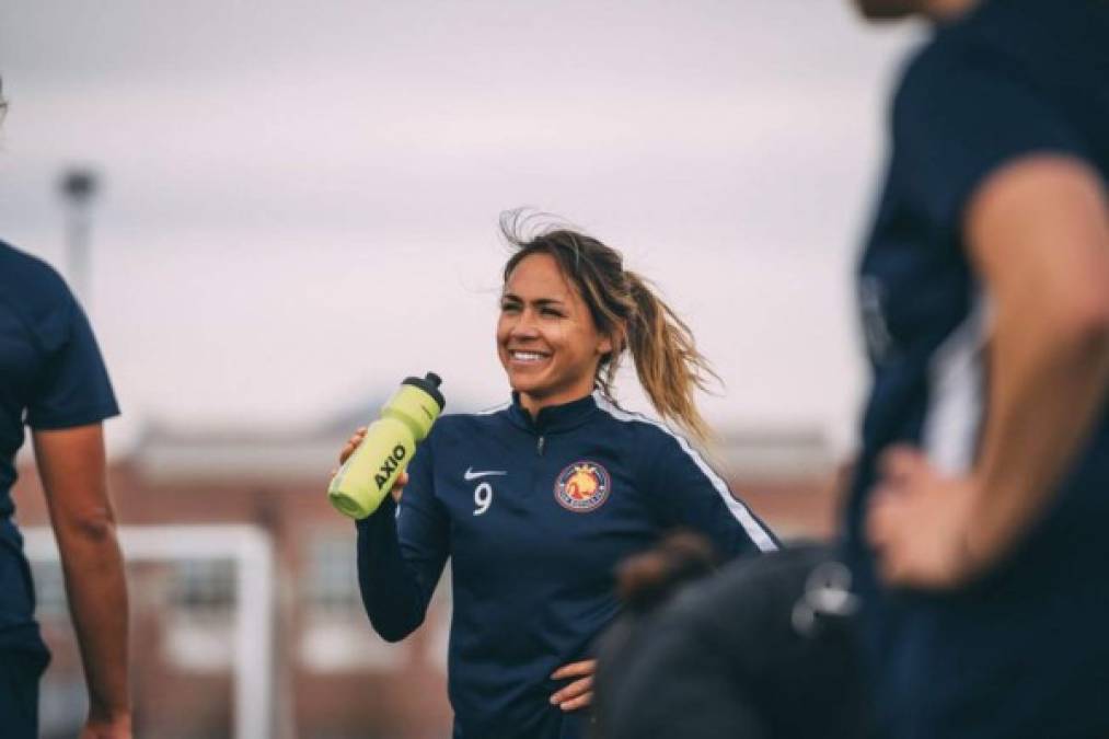 LaBonta se incorporó oficialmente a las filas del equipo Utah Royals FC el 8 de febrero de 2018.