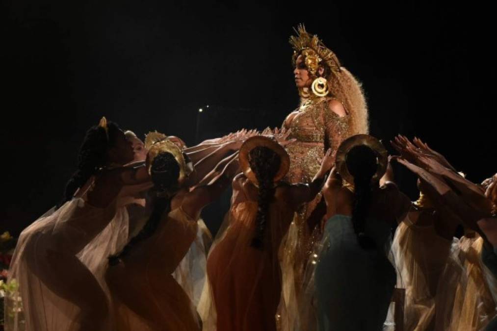 Beyoncé se llevó el premio al mejor álbum urbano contemporáneo y a un video musical. La cantante, embarazada de gemelos, dio un gran espectáculo durante la ceremonia.