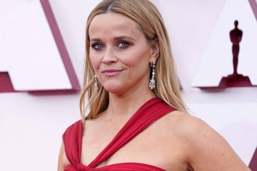 Impresionante de rojo, la oscarizada Reese Witherspoon también apostó por la firma de joyería italiana y combinó una colorida mezcla de rubíes, diamantes, ónix y perlas, valoradas en más 3 millones de dólares (casi dos millones y medio de euros), con un brazalete de la colección 2020.