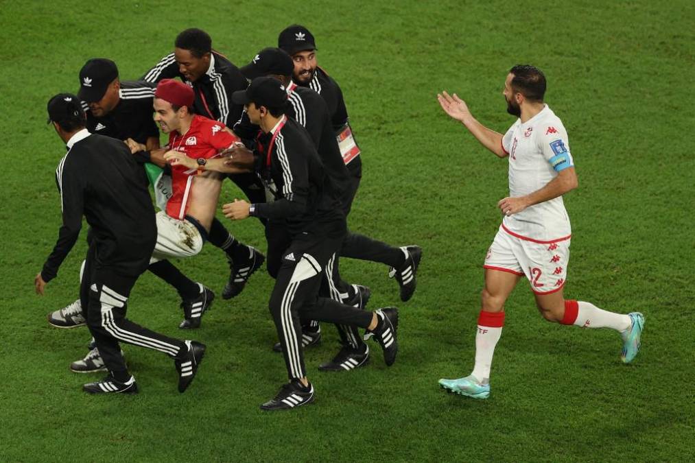 Durante la victoria de 1-0 de Túnez ante Francia, se dio un momento polémico ya que un aficionado interrumpió el partido.