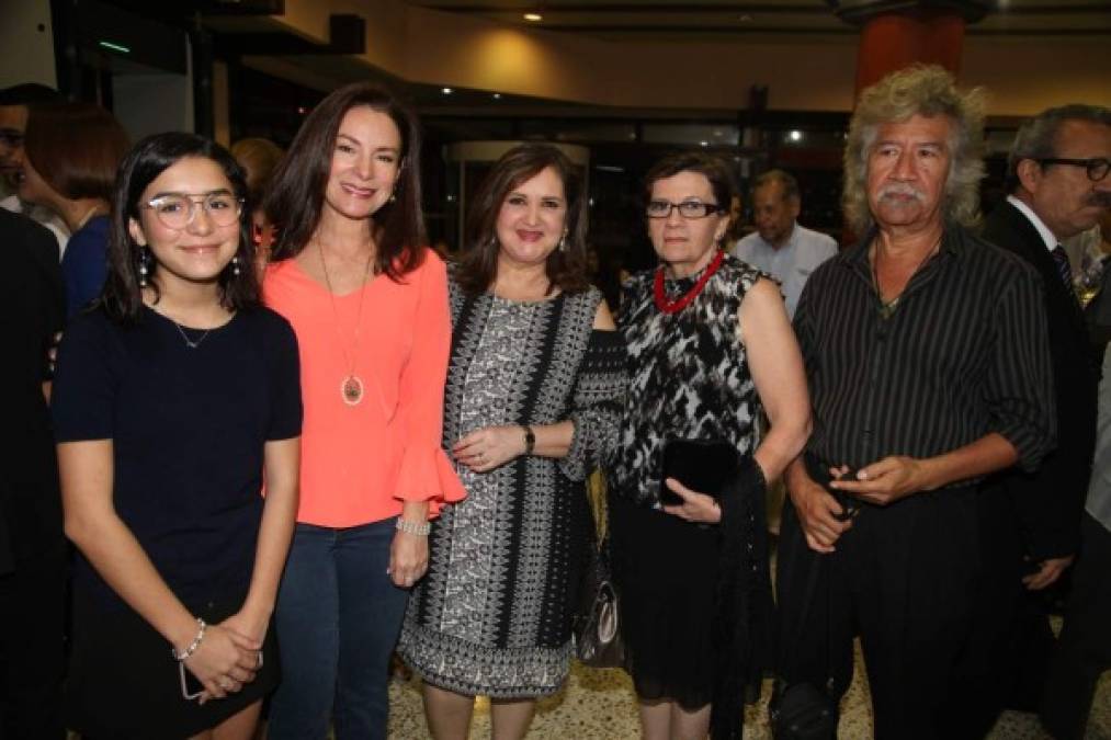 María José y Marisol Membreño, Ileana Soto, Aqua Milla y Elías Noyola.