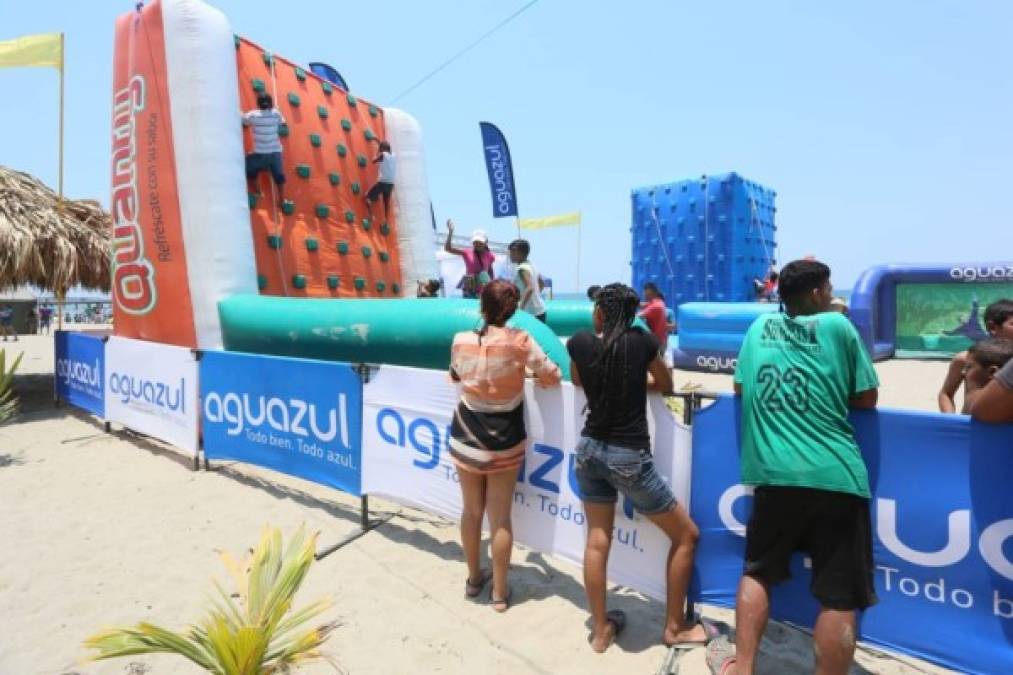 En las playas de Tela los veraneantes siguendisfrutando de la Zona Aguazul.