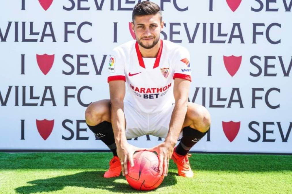 Óscar Rodríguez ha sido presentado este martes como nuevo jugador del Sevilla. Tras pasar por la concentración de la Selección española y debutar como internacional, el delantero, ex del Real Madrid, ya está en la capital hispalense para ponerse a las órdenes de Julen Lopetegui. 'En cuanto escuché el interés del Sevilla, me centré en eso y se lo dije a mi agente, sabía que esa era la mejor opción, no me lo pensé', comentó el jugador en su presentación.