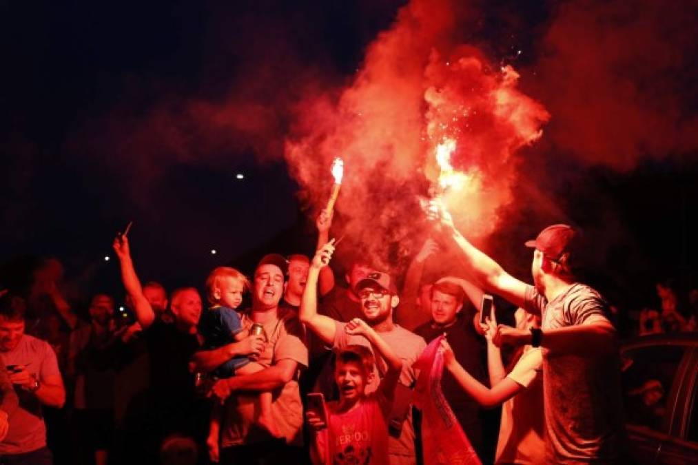 Las calles de Liverpool se han llenado de aficionados del club para celebrar el campeonato de la Premier League.