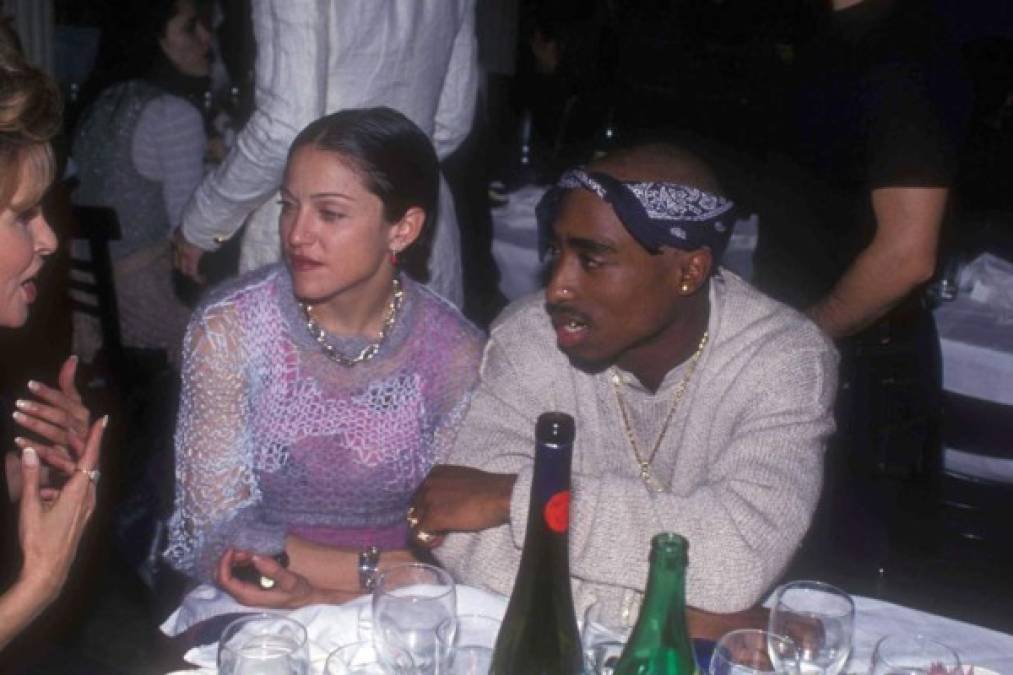 Tupac Shakur 1993<br/><br/>En 2015 Madonna confirmó que ella y el rapero fueron pareja a principios de los noventa. Se conocieron en 1993 en la entrega de los premios en Los Ángeles. <br/><br/>En 2017 se conoció una carta del músico – que escribió en la cárcel mientras cumplía una pena pro agresión sexual- en el que revelaba que él había dejado a la estrella por ser blanca.<br/><br/>'Para ti ser vista con un hombre negro no supone ningún en peligro para tu carrera. Es más te haría parecer como una mujer abierta ', le dice el compositor a la cantante. 'Pero para mí, al menos desde mi forma de verlo, es como si estuviera defraudando a la mitad de la gente que me hizo ser lo que yo soy', añade. 'Nunca quise hacerte daño', firma Tupac, quien murió en 13 de septiembre de 1996 en Las Vegas después de recibir 12 tiros en la calle.