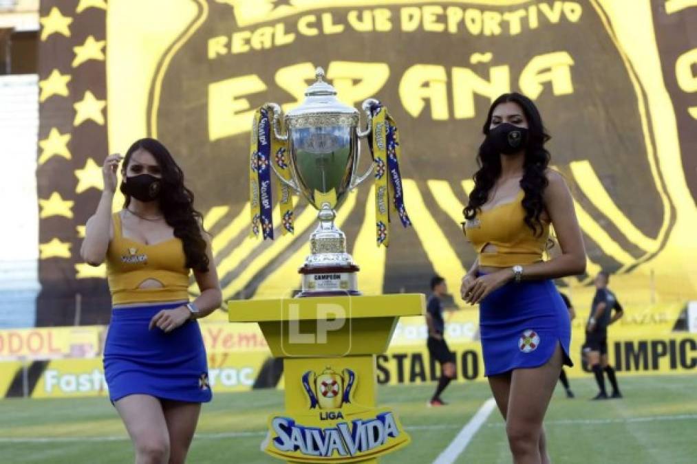Dos bellas modelos que adornaron la Copa que se llevará el campeón del Torneo Clausura 2021.