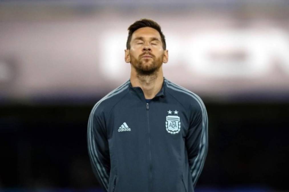Lionel Messi escuchando el himno nacional de Argentina previo al partido ante Ecuador.