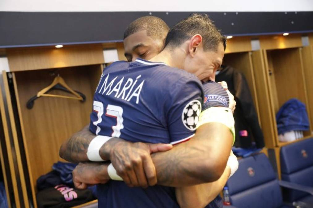 Ángel Di María celebrando con un fuerte abrazo con Presnel Kimpembe.