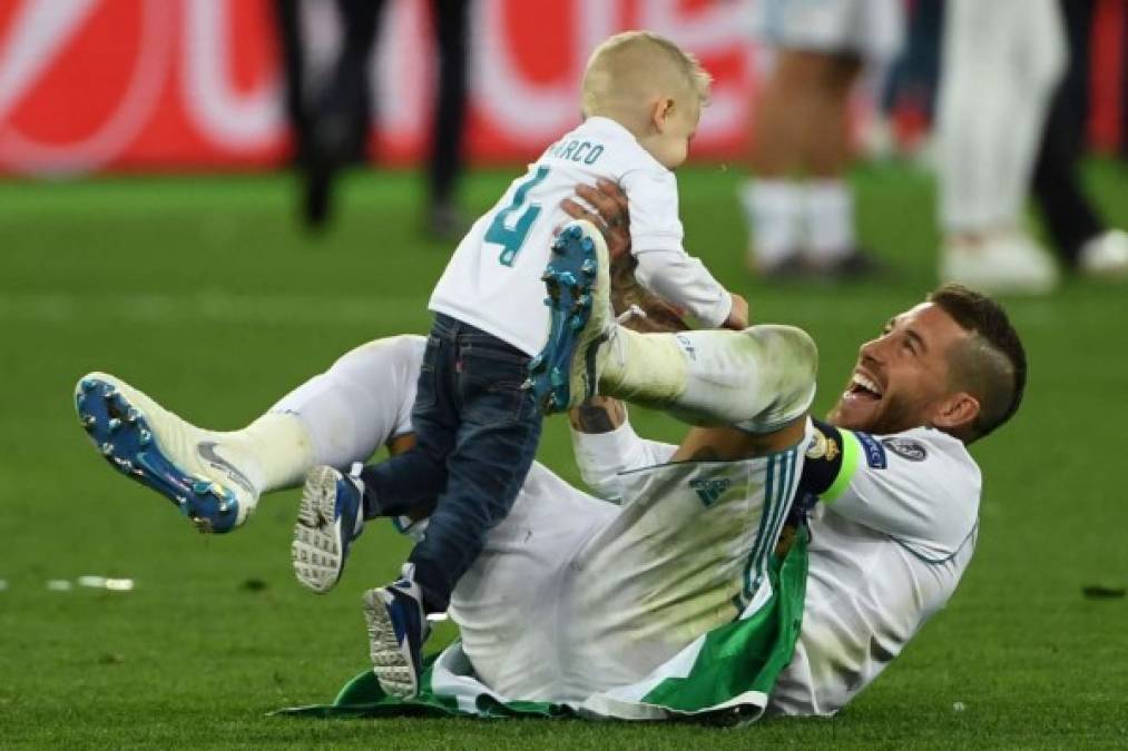 Sergio Ramos jugando con su hijo Marco. Foto AFP