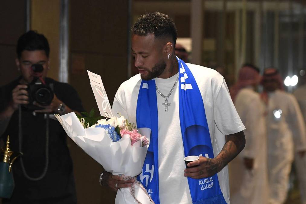 Neymar recibió un ramo de flores a su llegada al aeropuerto de Riad.