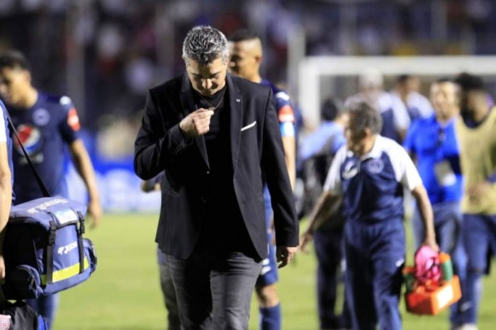 Diego Vázquez salió del campo besando varias veces su amuleto de la suerte al final del partido.