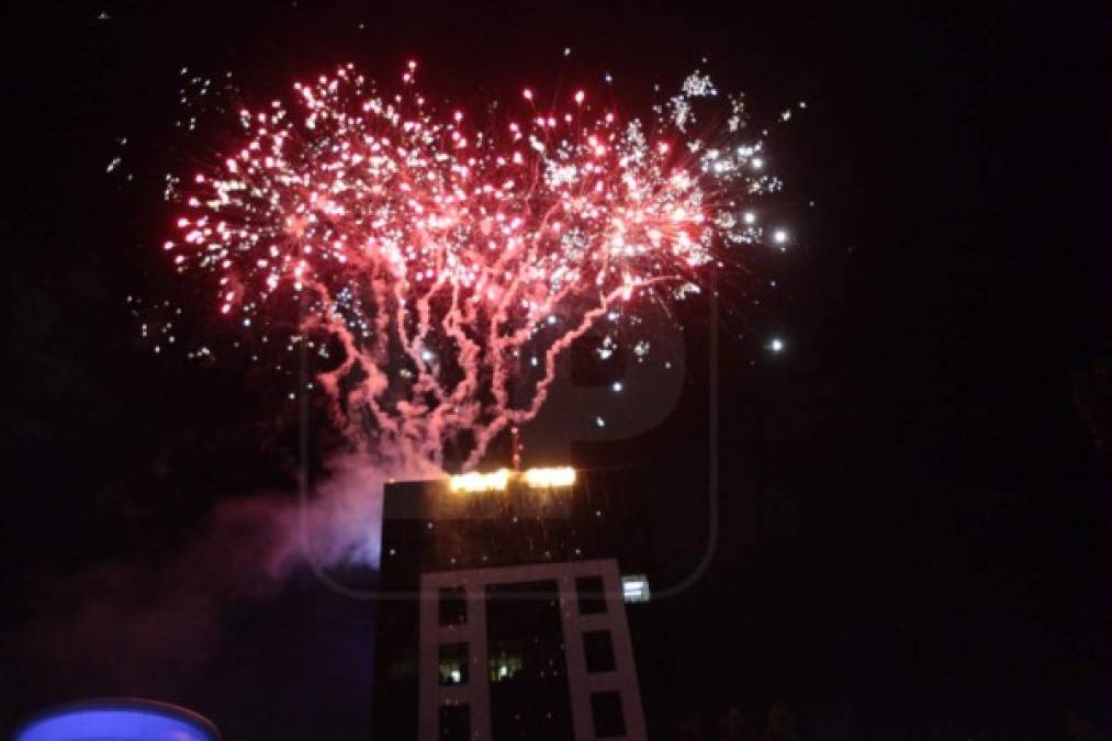 Las familias sampedranas llegaron al estacionamiento de Torre Banpaís para disfrutar del tradicional espectáculo y de las distintas actividades.