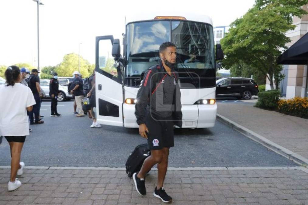 El defensor Chama Córdova del Olimpia en el momento que llegaba al hotel donde estarán concentrados.